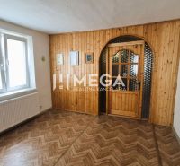 Innenraum mit Holzboden und Türen in einem Einfamilienhaus.