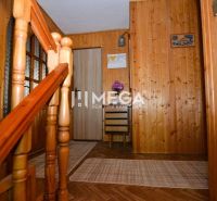 Innenraum eines Einfamilienhauses mit Treppe, Holzverkleidung und Boden mit Holzdekor.