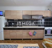 Die Küche in einem Einfamilienhaus mit Holzboden-Dekor und hellen Möbeln.