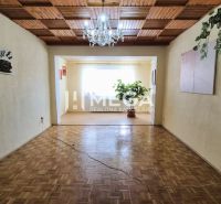 Wohnzimmer in einem Einfamilienhaus mit Holzboden und Kronleuchter.