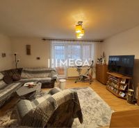 Wohnzimmer in einem Einfamilienhaus mit Sofa, Tisch, Fernseher und Boden mit Holzdekor.