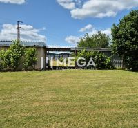 Ein Garten mit Rasen und einem einfachen Unterstand bei einem Einfamilienhaus in der Budovateľská-Straße in Humenné.