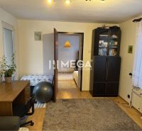 Ein Zimmer mit einem Schreibtisch, einem Teppich, einem Holzboden in einem Einfamilienhaus.