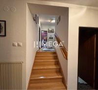 Ein Flur mit Treppen und einem Boden in Holzoptik in einem Einfamilienhaus.