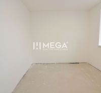 Ein Zimmer mit weißen Wänden, einem Fenster und einem unebenen Boden in einer 3-Zimmer-Wohnung.