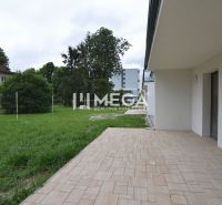 Terrasse neben einer 3-Zimmer-Wohnung in der Straße Pod Hradom in Strážske, umgeben von Grünflächen.