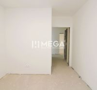 Der Flur in der 3-Zimmer-Wohnung mit rohem Boden und weißen Wänden.