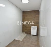 Badezimmer mit großformatigen Fliesen und einem Boden in Holzoptik in einer 3-Zimmer-Wohnung.