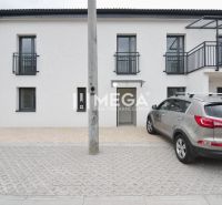 Exterieur einer 3-Zimmer-Wohnung in der Straße Pod Hradom in Strážske mit Parkmöglichkeit.