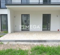Terrasse mit gepflastertem Boden bei einer 3-Zimmer-Wohnung in Strážske in der Straße Pod Hradom.