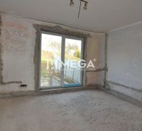 Renovierung des Innenraums in einem Einfamilienhaus, unansehnliche Wände, großes Fenster nach außen.