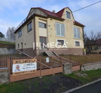 Einfamilienhaus zum Verkauf in Humenné in der Janka-Kráľa-Straße mit Garten und Zaun.