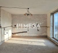 Unfertiger Innenraum in einem Einfamilienhaus mit leerem Zimmer und Fenster.
