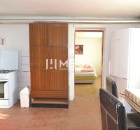 Küche in einem Einfamilienhaus mit Gasherd, Kühlschrank und Esstisch.