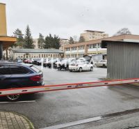 Parkplatz vor den Büros in der 26. November Straße in Humenné mit Schranke und Autos.
