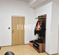 Büros mit Regal, Kleiderständer und Boden in Holzoptik.