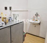 Büroräume mit Waschbecken, Mikrowelle und Bodenbelag in Holzoptik.
