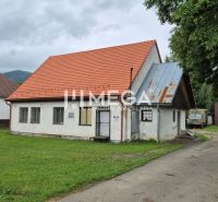 Geschäftsräume in Zboj mit einem grasbewachsenen Hof und einem älteren einstöckigen Haus.