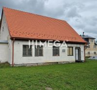 Gebäude in Zboj mit rotem Dach und grasbewachsener Umgebung. Geschäftsräume verfügbar.