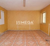 Gewerberäume mit Holzdekorwänden und einem Fenster bieten ein helles Interieur.