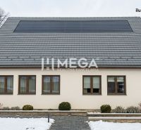 Gewerberäume in Zboj mit Photovoltaik auf dem Dach und verschneiter Umgebung.