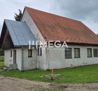 Ein Gebäude mit rotem Dach in Zboj, umgeben von Grünflächen und Nachbarhäusern, nutzbar als Geschäftsräume.