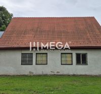 Gewerberäume in Zboj mit schrägem Dach und Fenstern mit eingebauten Gittern.