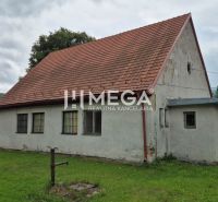Gewerberäume in Zboj mit einem Landhaus und Garten in natürlicher Umgebung.