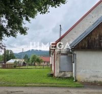 Gewerberäume in Zboj mit einer Grünfläche, ein Gebäude mit Holzverkleidung.