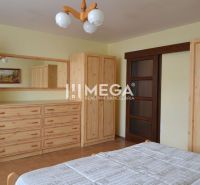 Schlafzimmer in einem Einfamilienhaus mit Holzmöbeln und einem Boden mit Holzdekor.