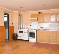 Küche in einem Einfamilienhaus mit Holzboden und Holzmöbeln.