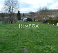 Ein weitläufiger grüner Garten bei einem Einfamilienhaus in Krásny Brod, umgeben von Bäumen.
