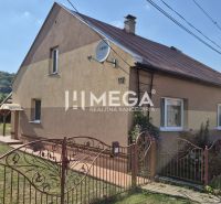 Ein Einfamilienhaus in Krásny Brod mit einem gepflegten Garten und einer Satellitenschüssel.