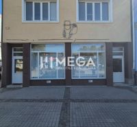 Geschäftsräume am Freiheitsplatz in Humenné mit Schaufenster und Eingangstüren im Erdgeschoss.