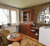 Wohnzimmer in einem Einfamilienhaus mit Holzboden und Steinwand.