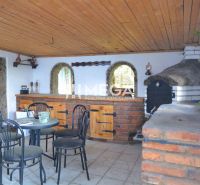 Ein Einfamilienhaus mit Außenüberdachung und Sitzbereich, Koškovce, Ziegel- und Holzelemente in der Architektur.