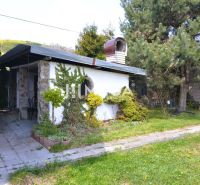 Das Äußere eines Einfamilienhauses in Koškovce mit Terrasse und üppigem Grün im Garten.
