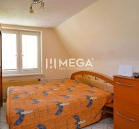 Schlafzimmer in einem Einfamilienhaus mit Bett und Einbauschrank, gemütliche Umgebung.