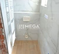 Badezimmer mit Holzboden in einer 2-Zimmer-Wohnung, bereit für die Installation von Geräten.
