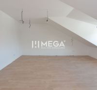 Dachzimmer mit schräger Decke und Boden in Holzoptik in einer 2-Zimmer-Wohnung.