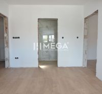 Innenraum einer 2-Zimmer-Wohnung mit Holzboden, weißen Wänden und Heizkörper.