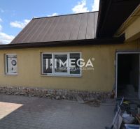 Gelbes Gebäude mit schrägem Dach in der Sninská-Straße in Humenné, Produktionsräume.