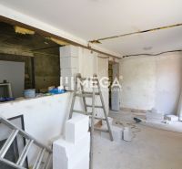 Produktionsräume im Bau mit einer Leiter und Baumaterialien, Boden mit Holzdekor.