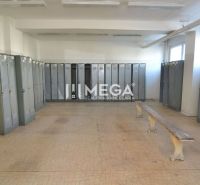 Umkleideraum in Produktionsbereichen mit Schließfächern und Bank.