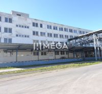 Produktionsräume in der Chemlonská-Straße in Humenné mit einem großen Industriegebäude.