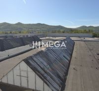 Produktionsräume in der Chemlonská-Straße in Humenné mit Blick auf die umliegenden Hügel.