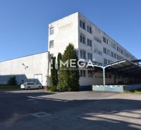 Produktionsräume in der Chemlonská-Straße in Humenné mit Parkfläche und Grünflächen.