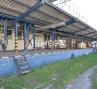 Produktionsräume in der Chemlonská-Straße in Humenné mit blauer Rampe und Treppe.