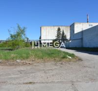 Produktionsräume in der Chemlonská-Straße in Humenné, die umliegende grüne Umgebung und das Gebäude.