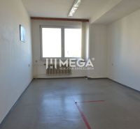 Innenraum von Produktionsräumen mit einheitlichem Boden, Fenster und Heizkörper.